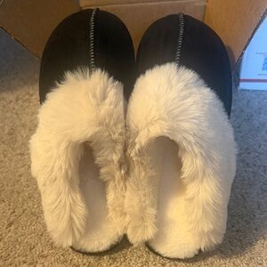 Plush Lined Black Slip-On Women's Slippers with Cream Faux Fur Trim